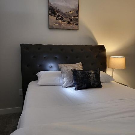 Luxury Suite In Calgary Nw Bagian luar foto