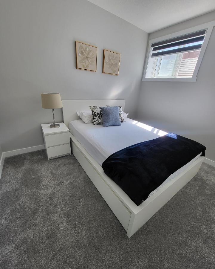 Luxury Suite In Calgary Nw Bagian luar foto