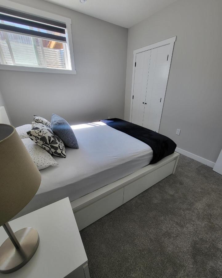 Luxury Suite In Calgary Nw Bagian luar foto