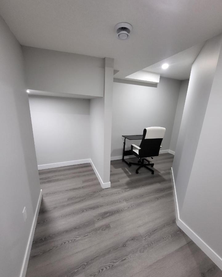 Luxury Suite In Calgary Nw Bagian luar foto