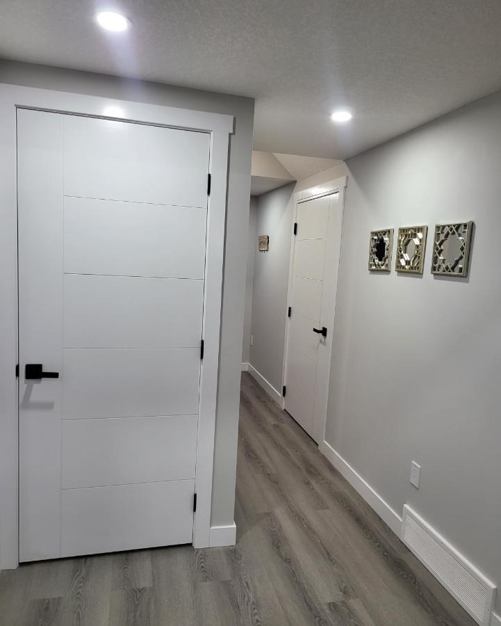Luxury Suite In Calgary Nw Bagian luar foto