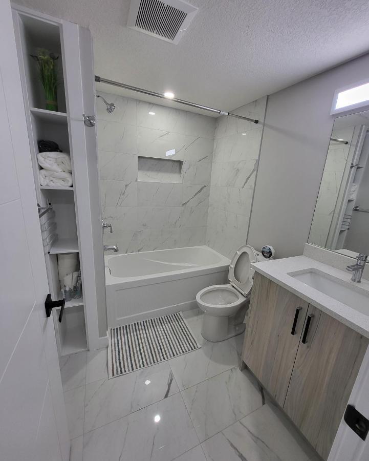 Luxury Suite In Calgary Nw Bagian luar foto