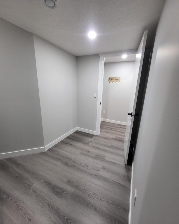 Luxury Suite In Calgary Nw Bagian luar foto