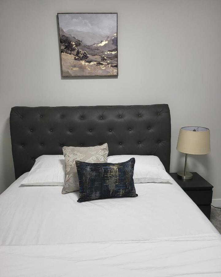 Luxury Suite In Calgary Nw Bagian luar foto