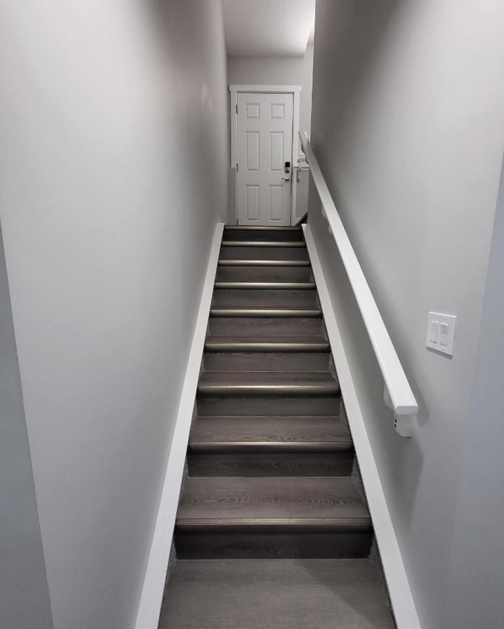 Luxury Suite In Calgary Nw Bagian luar foto