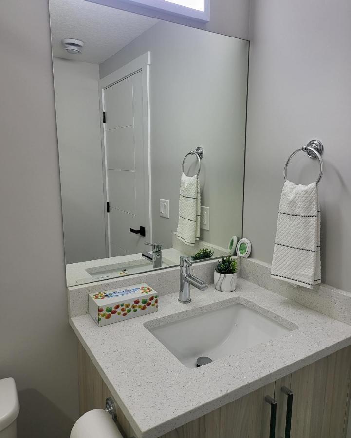 Luxury Suite In Calgary Nw Bagian luar foto
