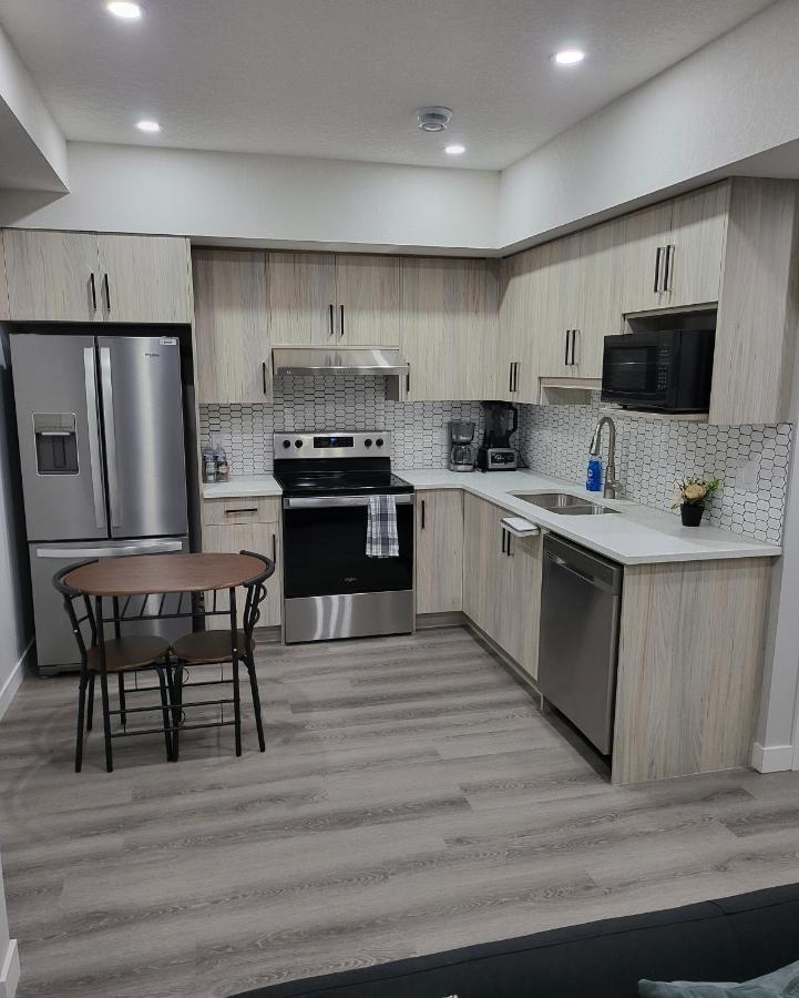 Luxury Suite In Calgary Nw Bagian luar foto